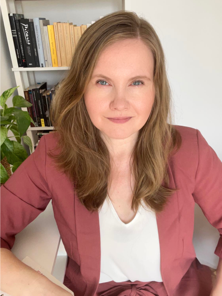 Portrait of the site founder in front of a bookshelf