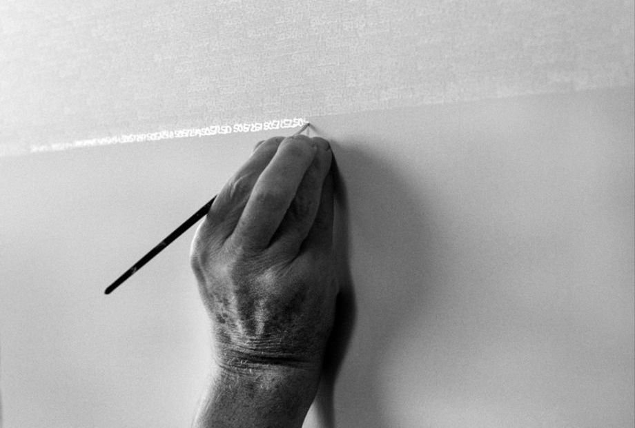 Close-up of Roman Opałka&rsquo;s hand painting a &ldquo;Detail&rdquo; from his 1965/1&ndash;&infin; series in 1995, photo by Czesław Czapliński